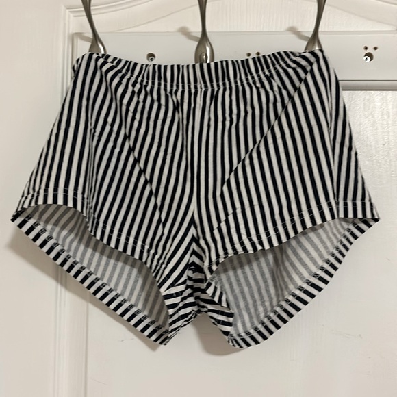 Selling pyjama set 
Size: 2XS
Brand: Primark - Picture 1 of 2